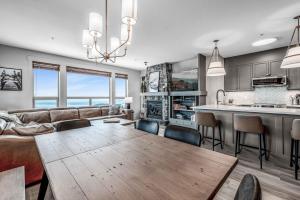 une cuisine et un salon avec une table et un canapé dans l'établissement Stonegate Resort Unit C106, à Big White