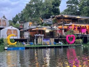 Výhled na řeku, která protéká v blízkosti luxury tent