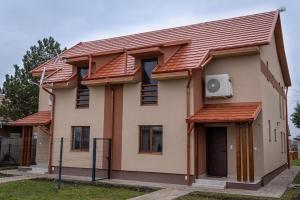 索尔沃什Nagyfoki Delelő的红色屋顶的房子