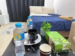 アブダビにあるNew Luxury Stay Abu Dhabiのテーブル(ボトル入り飲料水2本付)