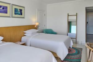 Ліжко або ліжка в номері Renaissance Sharm El Sheikh Golden View Beach Resort