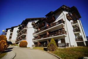 un edificio con balcones al lado de una carretera en A93A Apartment Alicia, en Carano