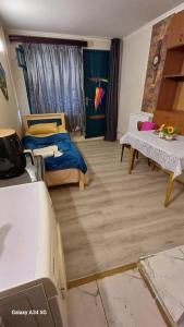 Un dormitorio con una cama y una mesa en una habitación. en Apartment With Garden, en Tiflis