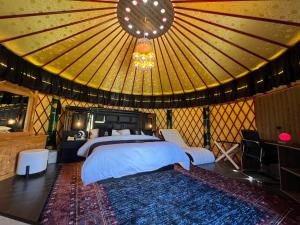 Ένα ή περισσότερα κρεβάτια σε δωμάτιο στο IYI Luxury Inn Swat +48 φωτογραφίες