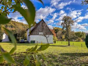 an old barn in the middle of a field at Haus am Kreuzberg in Medebach