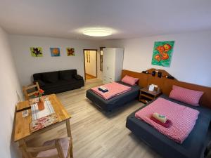 een woonkamer met een bank en een tafel bij Pension Scheffler in Potsdam