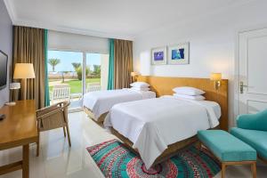 Ліжко або ліжка в номері Renaissance Sharm El Sheikh Golden View Beach Resort
