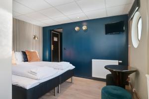 Mälardrottningen Yacht Hotel客房内的一张或多张床位