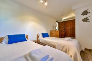 twee bedden in een kamer met blauw en wit bij Villas Guzman - Olga in Moraira +38 foto's