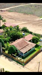 リニャレスにあるCasa de Campo , Lagoa Nova - Linhares ESの屋根付きの家屋の上面