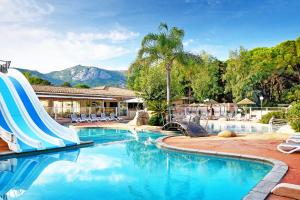 une piscine avec toboggan dans une maison dans l'établissement Camping International, à Calvi