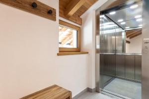 y baño con ducha de cristal y ventana. en Rainer Luxury home, en San Candido