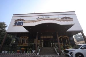 Η πρόσοψη ή η είσοδος του Hotel Sheetal Regency,Near Janambhumi
