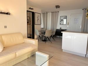 a living room with a couch and a table at SARA RIVIERA Costa Plana in Cap d'Ail