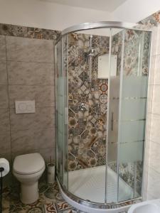 un baño con ducha y WC en Lilly & il Vagabondo, en Castel Gandolfo
