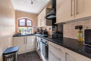 Kuchyň nebo kuchyňský kout v ubytování 2BR Apartment in the Heart of Leeds City Centre