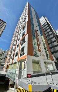 ein hohes Wohngebäude in einer Stadt in der Unterkunft Nuevo Departamento en Sopocachi in La Paz