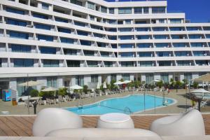 Swimmingpoolen hos eller tæt på סי סייד אילת חדר משפחתי מפנק עם נוף לים