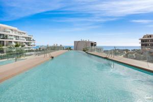 une grande piscine sur le toit d'un complexe hôtelier dans l'établissement ViVi Homes - Apollo Luxury, Pool, Gym & Beach, à Fuengirola