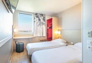 Postel nebo postele na pokoji v ubytování B&B HOTEL Lyon Aéroport Saint-Quentin-Fallavier + 37 fotografií