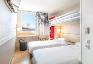 Rúm í herbergi á B&B HOTEL Lyon Aéroport Saint-Quentin-Fallavier