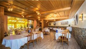 Ein Restaurant oder anderes Speiselokal in der Unterkunft Studio 4206 Les Sources aux Bains d'Ovronnaz 