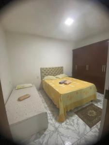 Casa ilha de Itaparica Aratuba 3 في Aratuba Beach: غرفة نوم بها سريرين في الغرفة