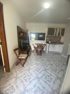 Casa ilha de Itaparica Aratuba 3 في Aratuba Beach: غرفة معيشة مع كرسيين وطاولة