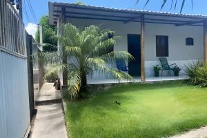Casa ilha de Itaparica Aratuba 3 في Aratuba Beach: منزل فيه نخلة في الساحة