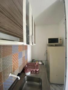 Casa ilha de Itaparica Aratuba 3 في Aratuba Beach: مطبخ مع حوض وثلاجة