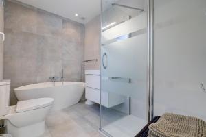 ein Badezimmer mit Badewanne, Toilette und Dusche in der Unterkunft Private Villa, Heated Pool Puerto Banus Marbella in Marbella + 39 Fotos