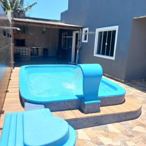 Casa com piscina em Bombinhas في بومبينهاس: حمام سباحة ذو نفخ ازرق