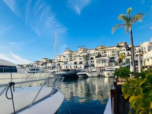 eine Gruppe von Booten, die in einem Yachthafen mit Gebäuden angedockt sind in der Unterkunft Private Villa, Heated Pool Puerto Banus Marbella in Marbella