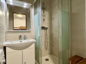 Un baño con lavabo y ducha de cristal. en Appartement 2 pièces 4 couchages ARGELES SUR MER AR510-0116, en Argelès-sur-Mer 7 fotos más