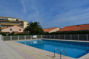 Una gran piscina con una valla alrededor. en Appartement 2 pièces 4 couchages ARGELES SUR MER AR510-0116, en Argelès-sur-Mer
