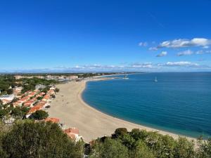 Una vista de una playa con casas y el océano. en Appartement 2 pièces 4 couchages ARGELES SUR MER AR510-0116, en Argelès-sur-Mer