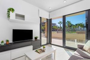 La FloridaにあるModern Apartment Orihuela Costaのリビングルーム(テレビ、ソファ付)
