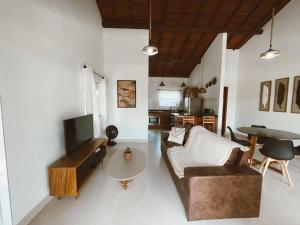a living room with a couch and a table at Casa Ipoméia Azul in Itacaré