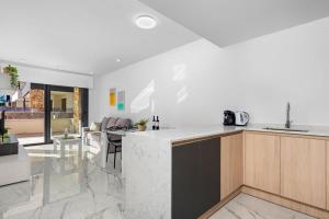 La FloridaにあるModern Apartment Orihuela Costaのキッチン(カウンター付)、リビングルーム