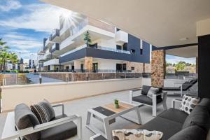 La FloridaにあるModern Apartment Orihuela Costaのリビングルーム(ソファ、椅子付)