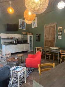 Kuchyň nebo kuchyňský kout v ubytování Hôtel Ascosa Aventure