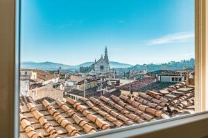 widok na miasto z dachu budynku w obiekcie Casa Pavó Appartamento accanto al Bargello we Florencji