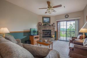 Una sala de estar con un sofá y una chimenea. en 2BR Village At Indian Point 1007 near SDC-Free Tickets Daily up to $500, en Branson