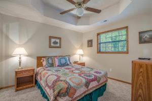 Un dormitorio con una cama y un ventilador de techo. en 2BR Village At Indian Point 1007 near SDC-Free Tickets Daily up to $500, en Branson 12 fotos más