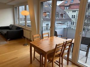 Posezení v ubytování Cozy 1BR in popular Kreis 3 - West 11