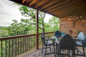 un porche con sillas y una mesa en una terraza en 2BR Village At Indian Point 1007 near SDC-Free Tickets Daily up to $500, en Branson