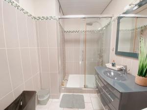 a bathroom with a shower and a sink at Superbe Appartement Vue mer in Canet-en-Roussillon +20 photos
