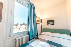 mały pokój z łóżkiem i oknem w obiekcie Casa Pavó Appartamento accanto al Bargello we Florencji