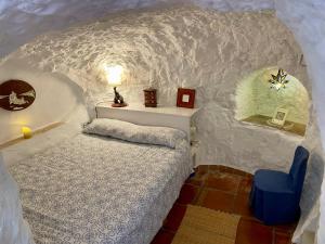 Postel nebo postele na pokoji v ubytování Casa Cueva Muntasal