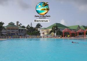 Bazén v ubytování Votre Oasis Tropicale nebo v jeho okolí